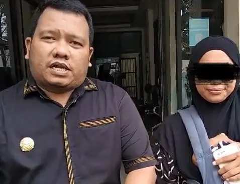 Kuasa Hukum Michael Perluhutan Turnip mendampingi Istri AS, LJ di mapolsek (Frm)