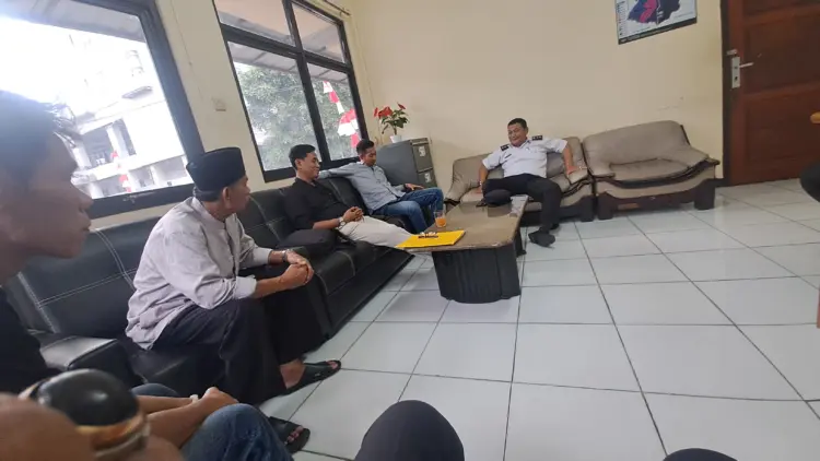 Ahli waris saat berada di kelurahan (Suryo ST)