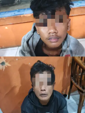 Dua pria terduga pelaku saat diamankan warga di Rumah Ketua RT (Frm)