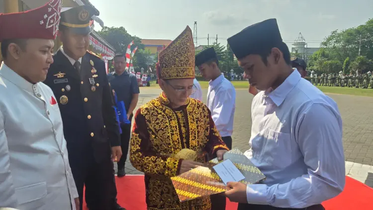 Wakil Bupati Pasuruan didampingi Bupati hingga Karutan Bangil saat memberikan remisi ke 6 warga binaan usai upacara HUT RI ke 81 (Ist)