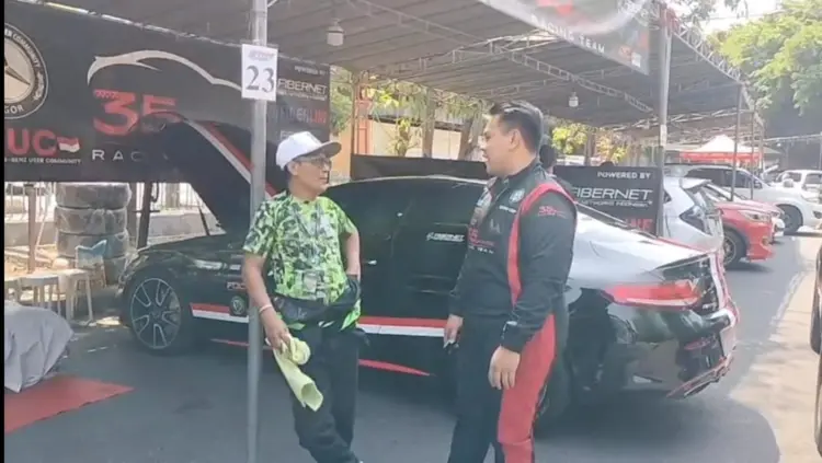 Ojin Pembalap asal Pasuruan saat berbincang dengan Pembalap 35 Garage DKI Jakarta (BM)