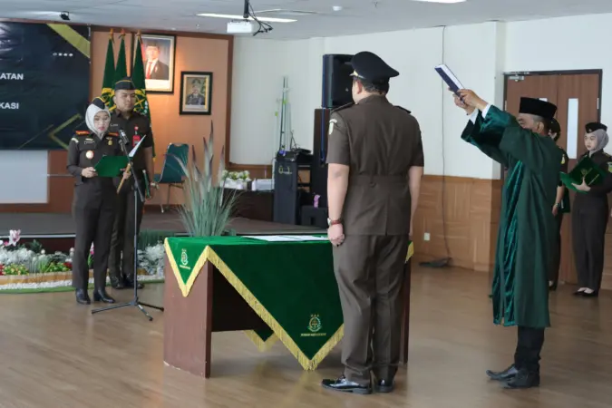 Kejaksaan Negeri (Kejari) Kota Bekasi melaksanakan pelantikan dan pengambilan sumpah jabatan pejabat Eselon IV di lingkungan Kejari Kota Bekasi, Senin (18/8/2026).