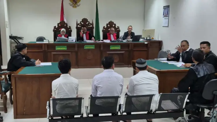 Tiga terdakwa kasus dugaan pengeroyokan, yakni Nyumarno bersama dua rekannya berinisial EB dan B, dipastikan tetap berada di sel tahanan, setelah permohonan penangguhan penahanan mereka resmi ditolak oleh Majelis Hakim Pengadilan Negeri (PN) Cikarang.