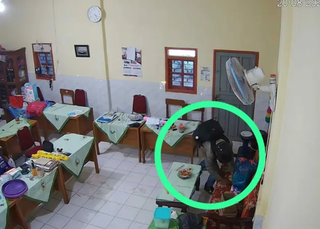 Terduga pelaku saat mencari barang berharga di ruang guru SDN Kalipang 1 Grati (Potongan CCTV)