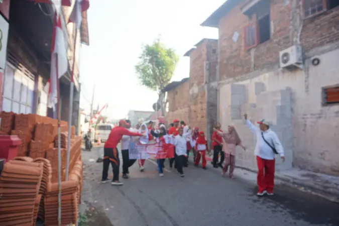 Suasana Siswa Siswi SLB Negeri 2 Kota Pasuruan bersama wali murid jalan Sehat (BM)