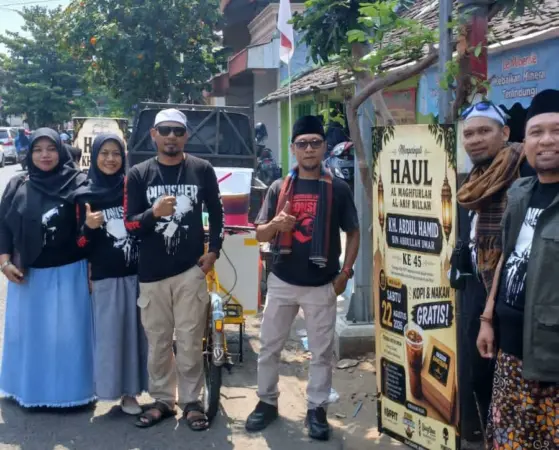 Suasana foto bersama kolaborasi sponsor lokal sebelum membagikan nasi kotak kejemaah (BM)