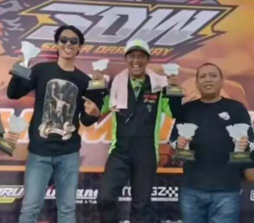 Ojin Pembalap asal Pasuruan saat tunjukkan Piala usai podium 1 di Kejurnas Kalimantan (BM)