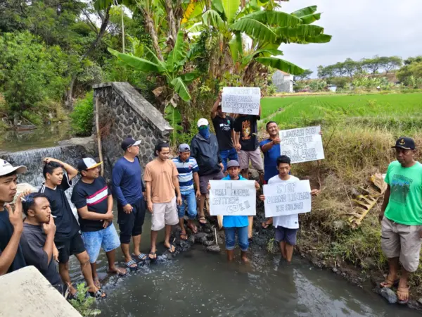 Warga Dusun Purwodadi Desa Beji Pasuruan saat melihat air sungai berubah warga diduga akibat limbah dari PT Etika Dairies Indonesia (BM)