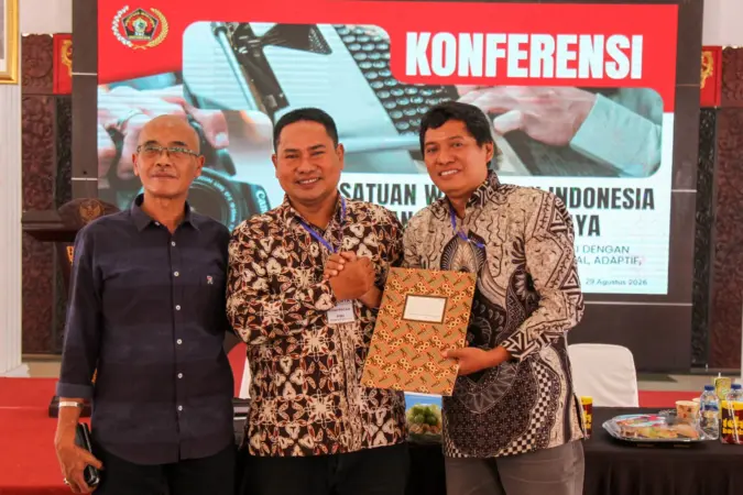 Foto : Mahmud Suhermono PWI Jatim saksikan penyerahan documen PWI Pasuruan dari Zia Ulhaq (Kanan) ke Ketua PWI Baru (Tengah) (Ubey)