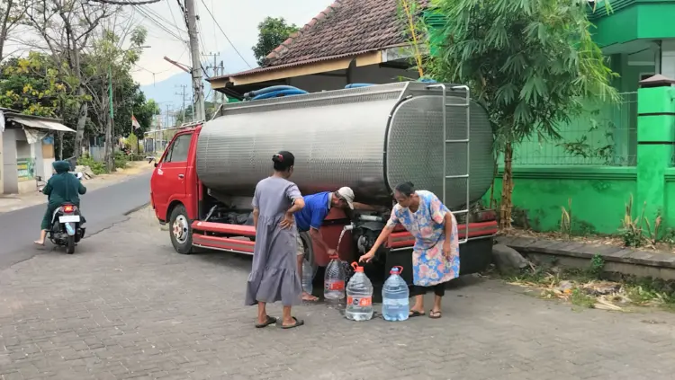 Beberapa warga saat mengambil air bersih dengan Galon di Dusun Purwodadi, Desa Wonokoyo (BM)