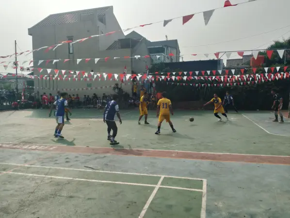 Semarak memperingati Hari Ulang Tahun (HUT) ke-81 Kemerdekaan Republik Indonesia terasa di lingkungan RT 02/RW 03, Kelurahan Jatibening Baru, Kecamatan Pondokgede, Kota Bekasi. Salah satu kegiatan yang digelar yakni lomba futsal kategori bapak-bapak yang diikuti sejumlah tim warga.