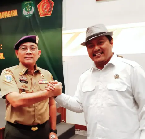 Ketua Umum FPN KH Matsani (baju Putih) berjabat tangan dengan Wali Kota Jakarta Pusat Drs Arifin (baju coklat)