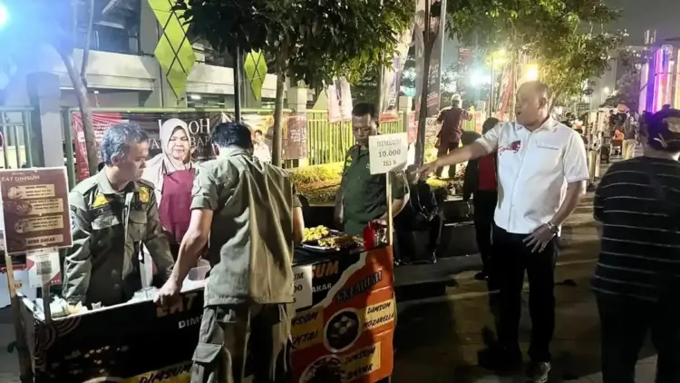 Plaza Patriot Bukan Lapak Dagang! Tri Adhianto Geram Lihat PKL Masuk Area Utama