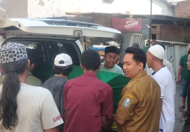 Jenazah korban tiba di kediamannya Desa Gunung Gangsir (BM)