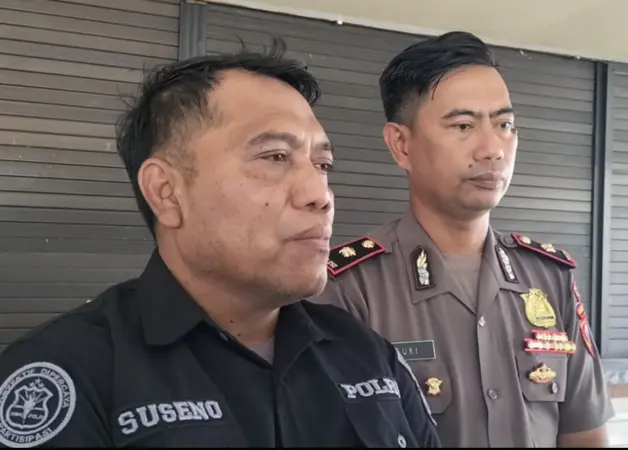 Kasi Humas Polres Pasuruan Iptu Joko didampingi Kapolsek Beji saat konferensi pers (BM)