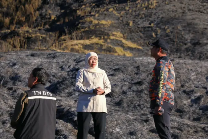 Gubernur Jatim Tinjau Karhutla Bromo, Khofifah Berharap Pemadaman Udara dan Darat Berjalan Maksimal