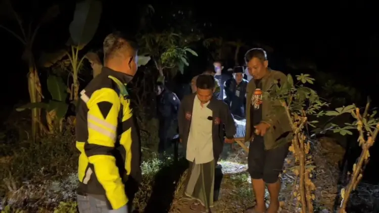 Kapolsek Winongan bersama Personil Satreskrim Polres Pasuruan membawa jenazah korban ke rumah duka (BM)