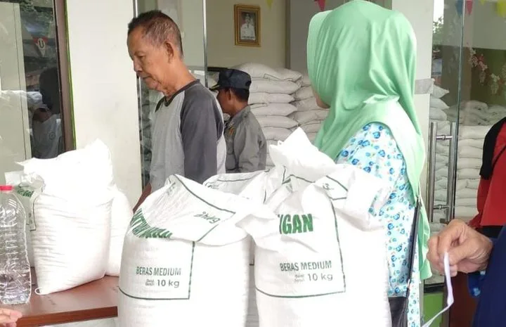 3.345 Warga Jatimakmur Terima Bantuan Beras, 10.035 Karung Disalurkan 2 1002771021