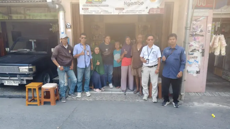 Ketua Aing bersama anggota FWBR dampingi warga (Suryo ST)