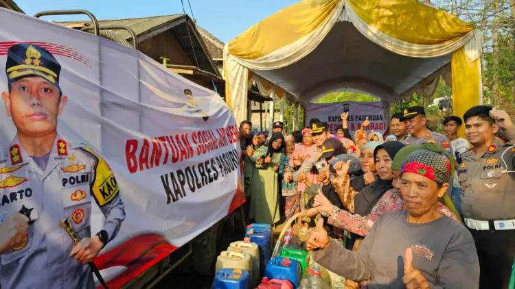 Kapolres Pasuruan saat menyalurkan air bersih ke warga (hms)