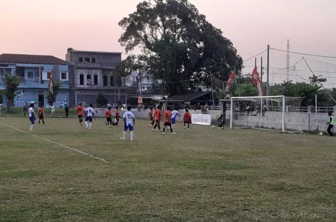 Team Gempol FC saat menyerang di kandang Pasrepan United (BM)