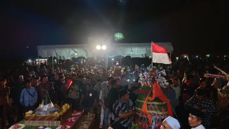 Ancak usai dibawa keliling dari balai menuju lapangan (BM)