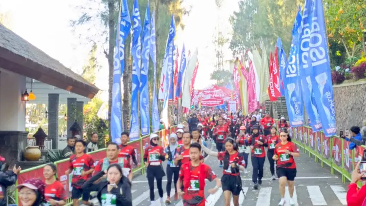 Para peserta lari Bromo maraton 2026 saat berangkat dari start (BM)