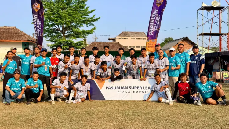 Pelatih, Official dan pemain Kejayan FC foto bersama usai tundukkan Tosari FC 2-0 (BM)
