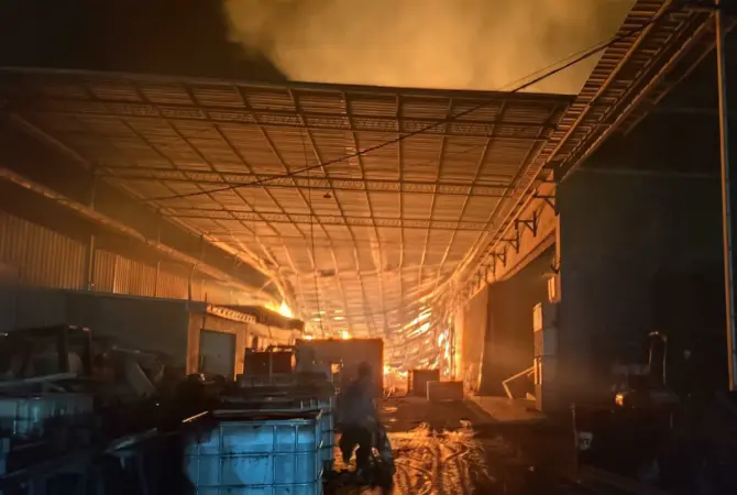 Kondisi Gudang PT Gwenelda saat terbakar api (ist)