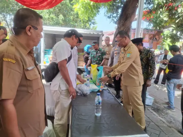 Sekda Kabupaten Pasuruan Yudha Triwidya Sasongko meninjau pasar murah di Kantor Kecamatan Grati (BM)