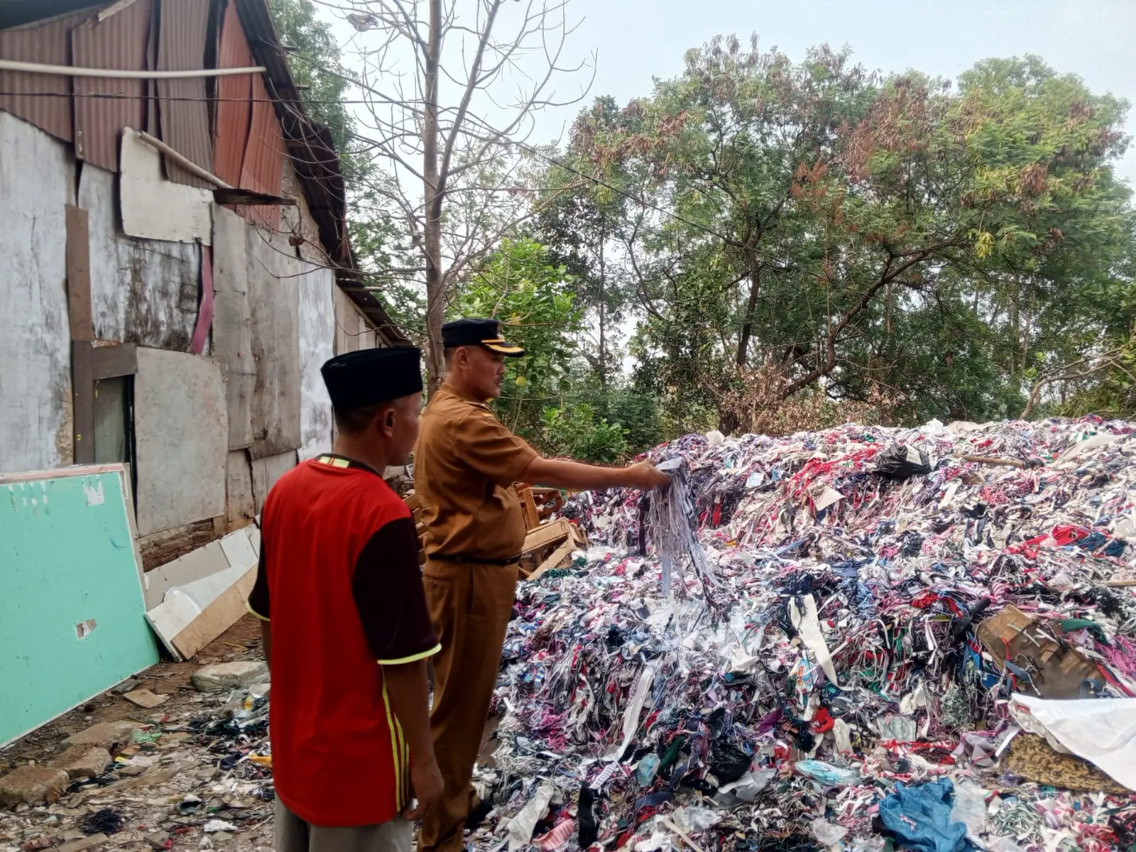 Camat Mustikajaya, Maka Nachrowi saat sidak sampah (Suryo ST)