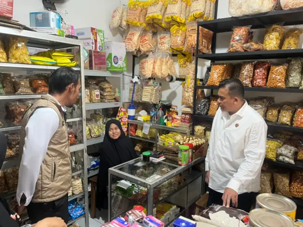 Ketua Satgas Pangan, AKP Dhecky Tjahyono Try Yoga bersama instansi terkait cek harga pasar (BM)