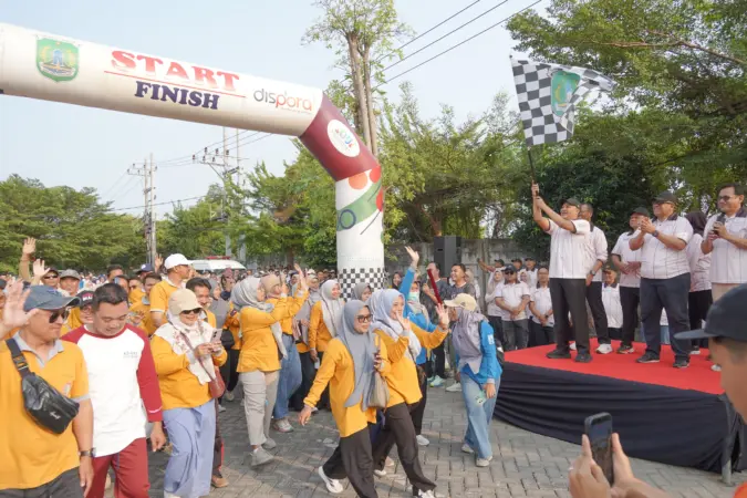 Mas Rusdi Sutejo memberangkatkan puluhan peserta Health Walk atau jalan sehat di perkantoran Raci (BM)