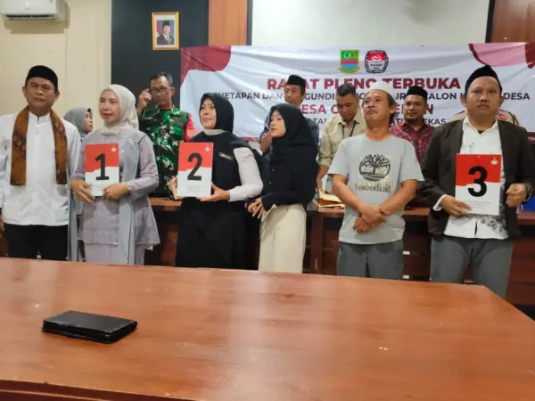 Markun Hidayat didampingi Istrinya saat pengambilan nomer urut Cakades Cikaragemen (Suryo ST)
