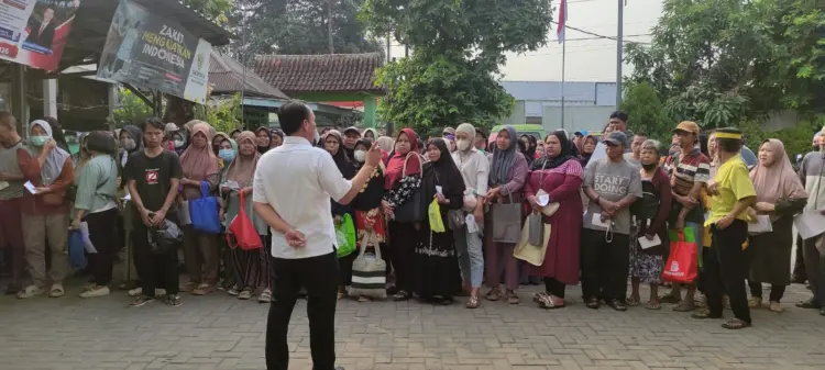 Pemerintah Kelurahan Jatimakmur, Kecamatan Pondokgede, Kota Bekasi, menyalurkan bantuan pangan berupa beras kepada ribuan warga yang telah ditetapkan sebagai penerima manfaat. Rabu (9/9/2026).