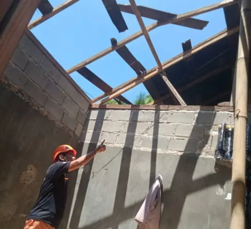 Tim TRC BPBD Kabupaten Pasuruan saat cek rumah warga diterjang angin kencang (ist)