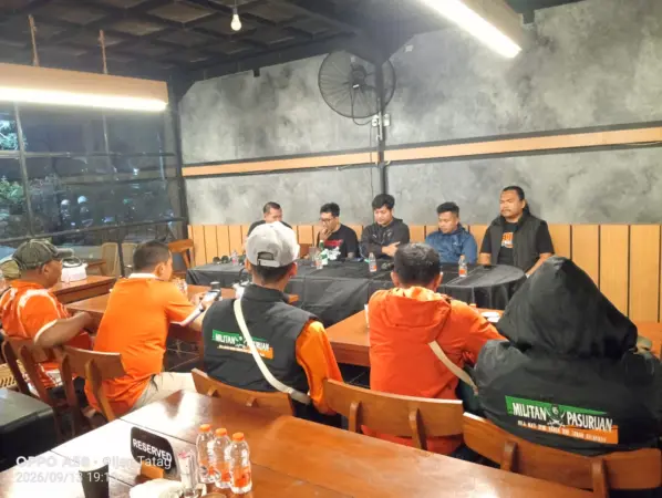Manager persekabpas Bayu Aji Handayanto bersama ketua Sakeramania saat penandatangan komitmen keamanan (BM)