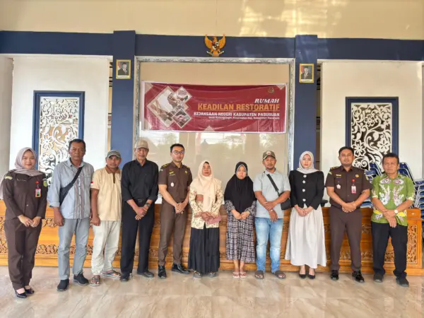 Tersangka dan korban foto bersama dengan Kasi Pidum Kejaksaan Negeri Pasuruan (Intel)