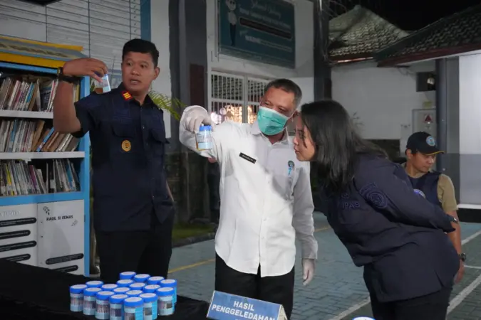 Kepala BNNK, Karutan Bangil saat cek hasil tes urin (BM)