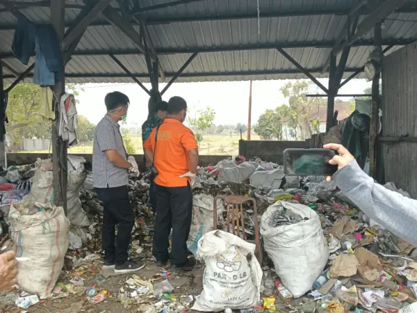 Tim INAFIS bersama unit Reskrim Polsek Sukorejo saat melakukan olah TKP (humas)