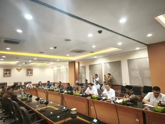 Foto: Suasana rapat jajaran anggota legislatif mengingatkan pemkot bekasi agar transparan dan melibatkan DPRD dalam pembahasan perpanjangan kontrak TPST. (Frm)