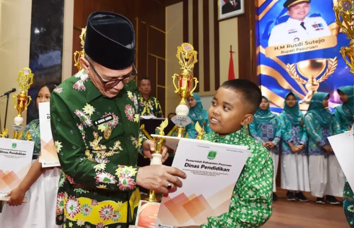 Wakil Bupati Pasuruan Shobih Asrori menyerahkan sertifikat ke pelajar (ist)