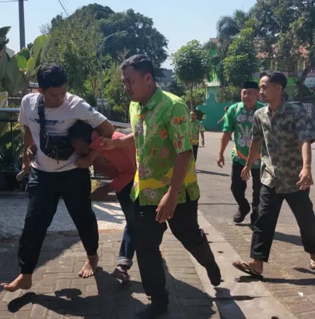 Pelaku N-C saat dikeler ke kantor Kecamatan usai ditangkap warga (ist)