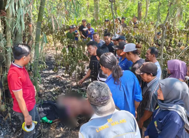 Polsek Purwodadi bersama warga setempat saat mengevakuasi jasad korban (hms)