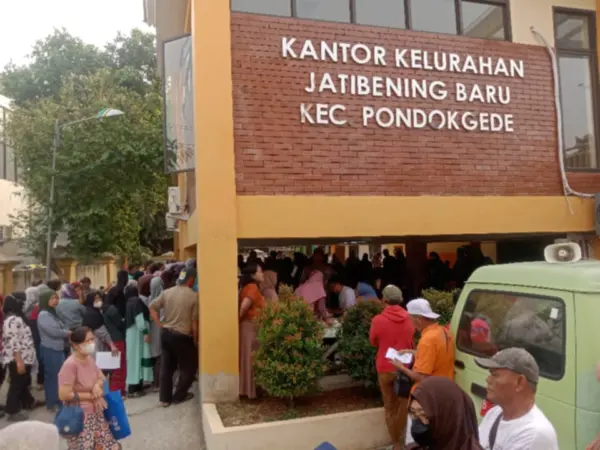 Sebanyak 1.933 jiwa warga Kelurahan Jatibening Baru, Kecamatan Pondokgede, Kota Bekasi, tercatat sebagai penerima bantuan sosial (bansos) berupa beras pada penyaluran triwulan ini.
