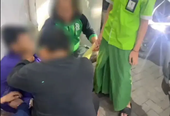 Polisi saat meringkus pengedar sabu di depan toko swalayan (hms)