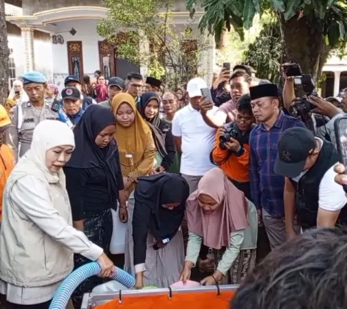 Gubernur Jatim bersama Bupati Pasuruan saat salurkan air bersih (BM)