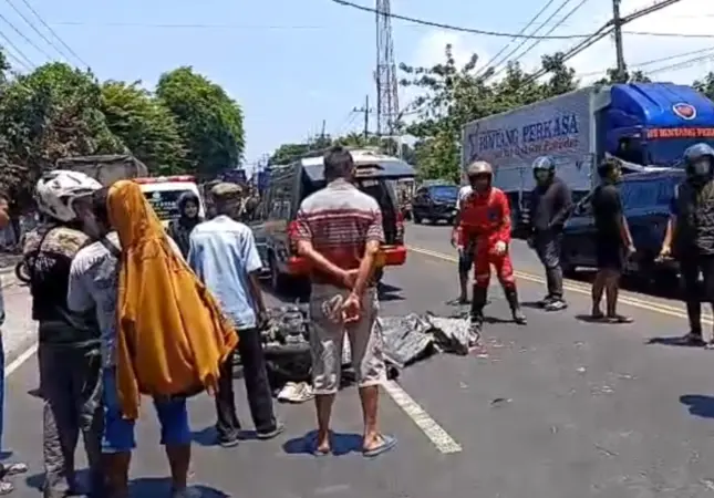 Petugas kepolisian saat mengevakuasi jenazah satu keluarga ke mobil ambulance (BM)