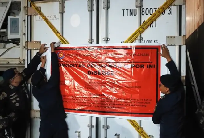 Petugas dari KKP saat segel kontiner berisikan udang ilegal (BM)
