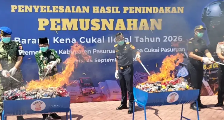 Wakil Bupati Pasuruan bakar rokok Ilegal (BM)